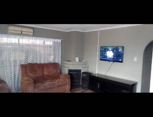3 BEDROOM HOUSE FOR SALE IN PROTEA NORTH